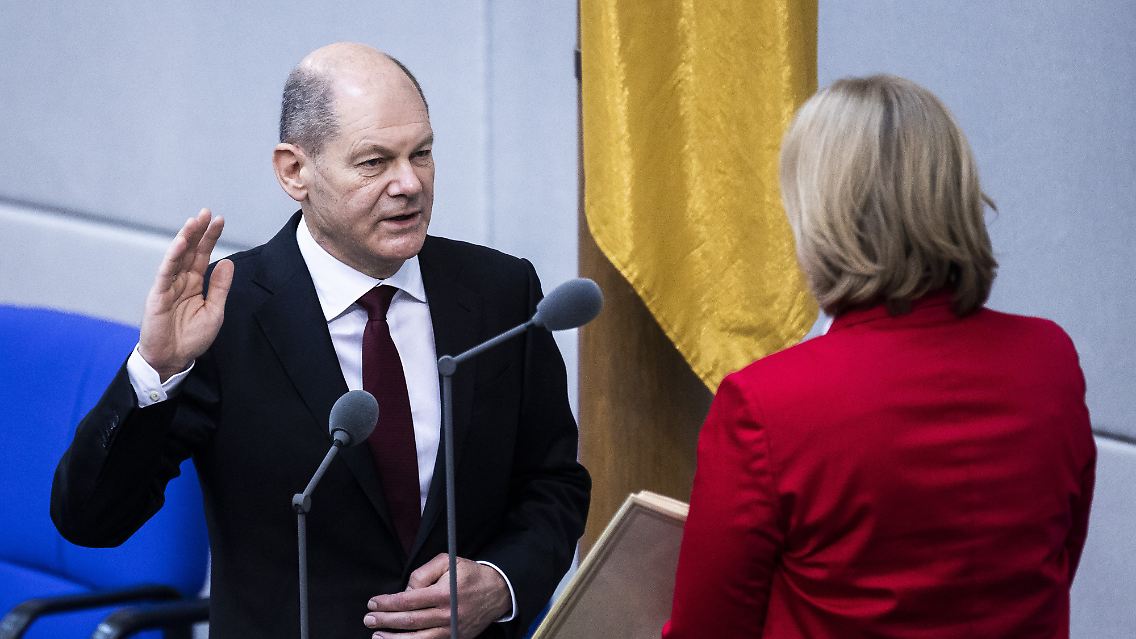 Am 8. Dezember 2021 spricht Olaf Scholz die von ihm so lang ersehnten Worte: "Ich schwöre, dass ich meine Kraft dem Wohle des deutschen Volkes widmen, seinen Nutzen mehren, Schaden von ihm wenden(...) meine Pflichten gewissenhaft erfüllen und Gerechtigkeit gegen jedermann üben werde."
