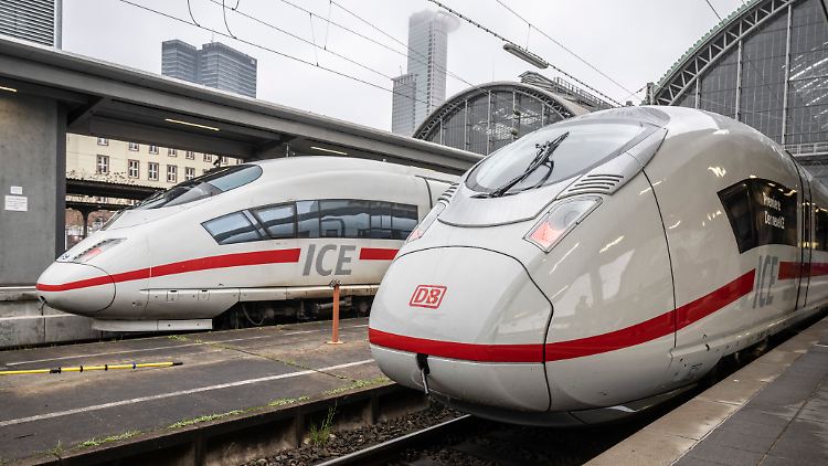 Die Deutsche Bahn hat insgesamt 73 ICE 3 Neo (hier rechts im Bild) bei Siemens bestellt.