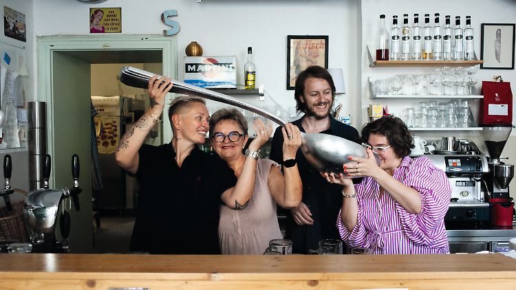 Stefanie (r) und Mama Sarika (2.v.l.) haben Spaß beim Kochen mit ihrem Team - trotz der harten Arbeit in der Gastronomie.