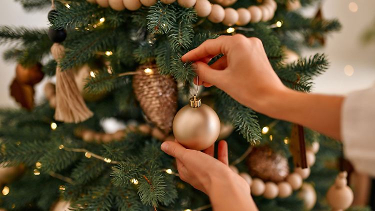 Es ist Zeit, den Christbaum ordentlich zu schmücken. Welcher Baumschmuck aber ist 2022 angesagt?