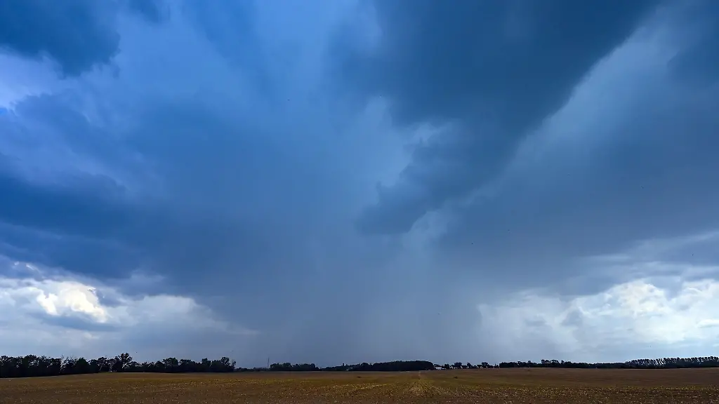 Dunkle-Gewitterwolken-ziehen-ueber-die-Landschaft-im-Osten-von-Brandenburg