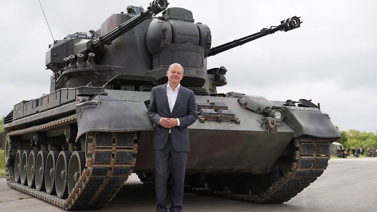 Bundeskanzler Scholz steht vor einem "Gepard"-Panzer.