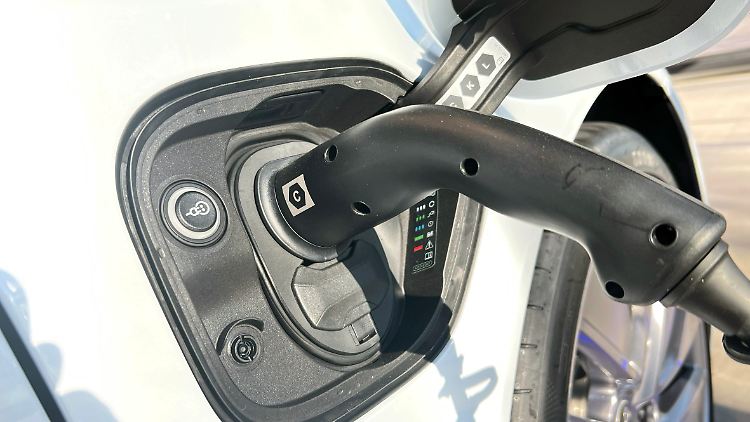 Im November wurden 102.600 reine E-Autos und Plug-in-Hybride erstmals zugelassen.
