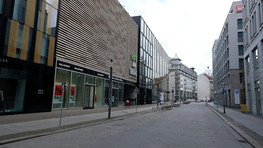 Blick-in-eine-menschenleere-Strasse-am-Einkaufszentrum-Hoefe-am-Bruehl-in-der-Innenstadt