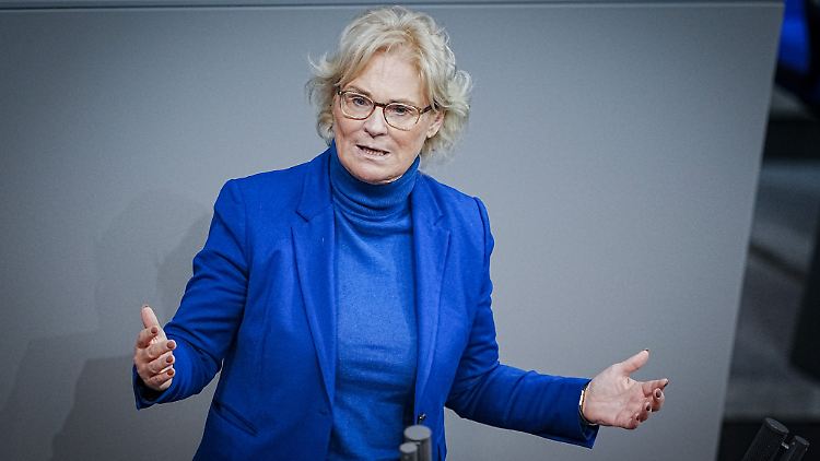 "Was in Jahren und Jahrzehnten versäumt worden ist, kann auch ich nicht im Handstreich wieder in Ordnung bringen", rechtfertigte sich Lambrecht.