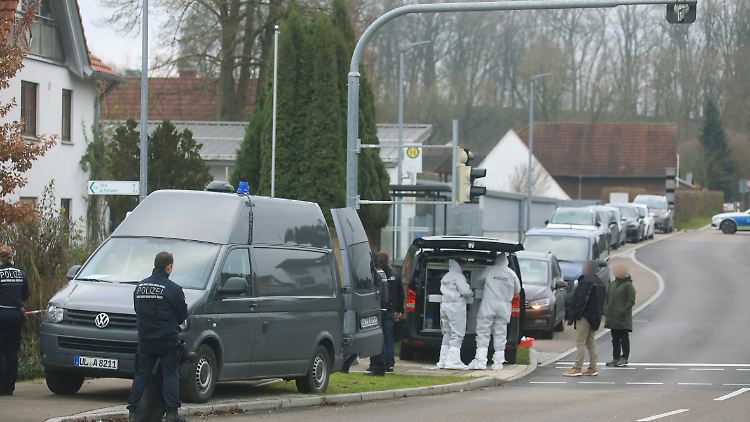 Der Beschuldigte habe die Mädchen gegen 7.30 Uhr auf der Straße in einem Wohngebiet angegriffen, sagte ein Polizeisprecher.