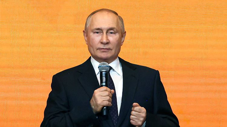 Putin beschränkt ausländische Firmen im Banken- und Energiesektor.