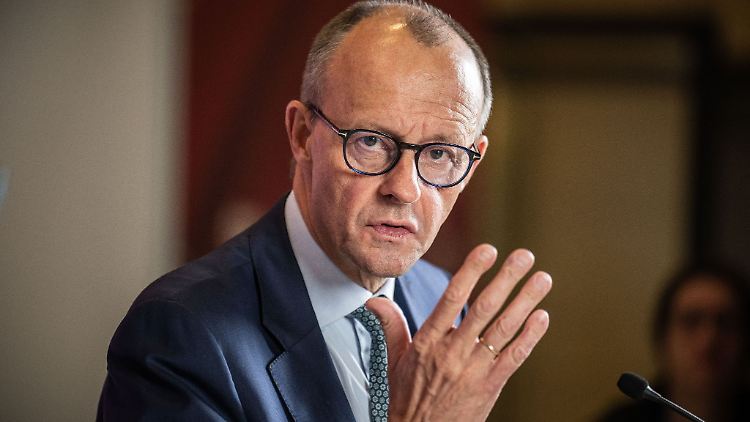 Fraktionschef Friedrich Merz hatte bei der Vorstellung der Klage betont, diese richte sich nicht gegen ausreichende Mittel zur Bewältigung der Klimakrise. 