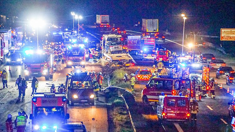 Die Aufräumarbeiten dauerten die halbe Nacht, inzwischen ist die Unfallstelle wieder frei.