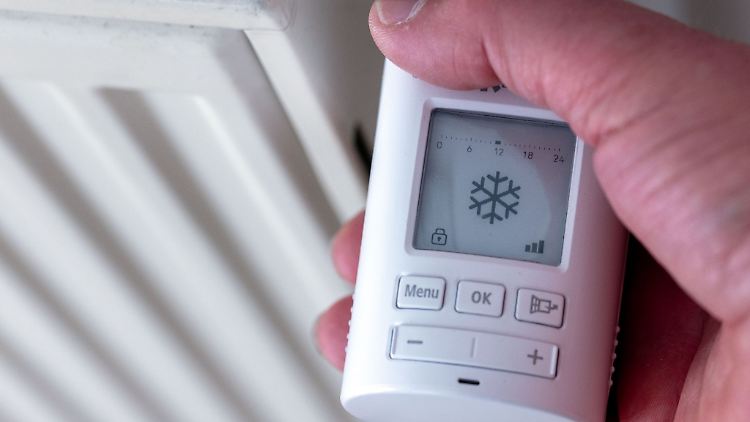 Ein digitaler Regler signalisiert einen abgestellten Heizkörper.