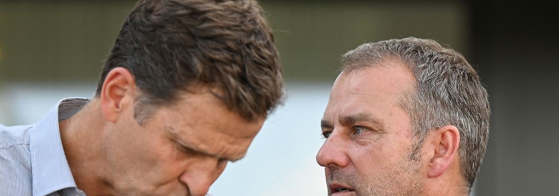 Oliver Bierhoff (l) und Bundestrainer Hansi Flick im Gespräch.