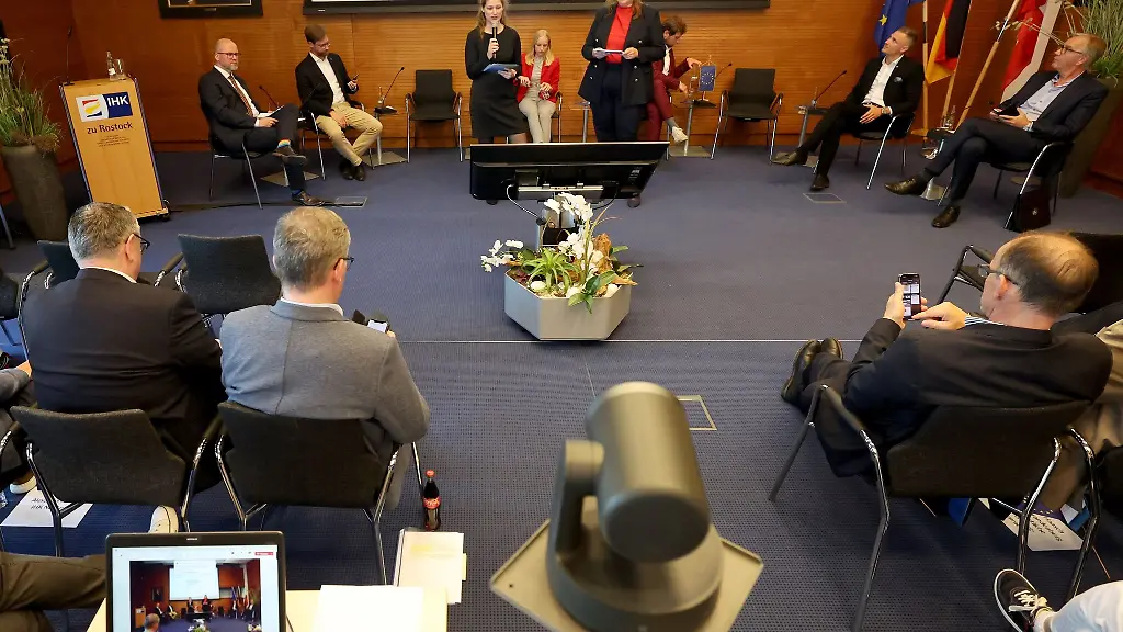In-der-IHK-Rostock-beginnt-eine-Diskussionsrunde-zur-EU-Wahl-mit-den-Kandidaten