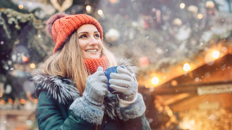Ein Glühwein gehört zum Besuch auf dem Weihnachtsmarkt dazu.