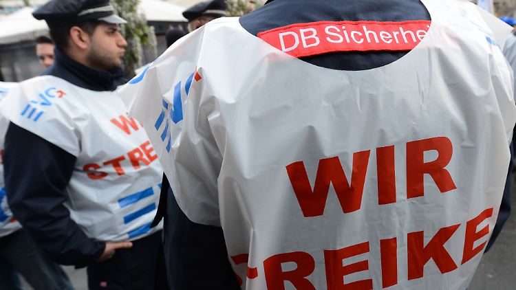 Die EVG will in der anstehenden Tarifrunde nicht nur Bahnmitarbeiter, sondern mit der "größten Tarifkommission aller Zeiten" die Beschäftigten von mehr als 50 Verkehrsunternehmen vertreten. 