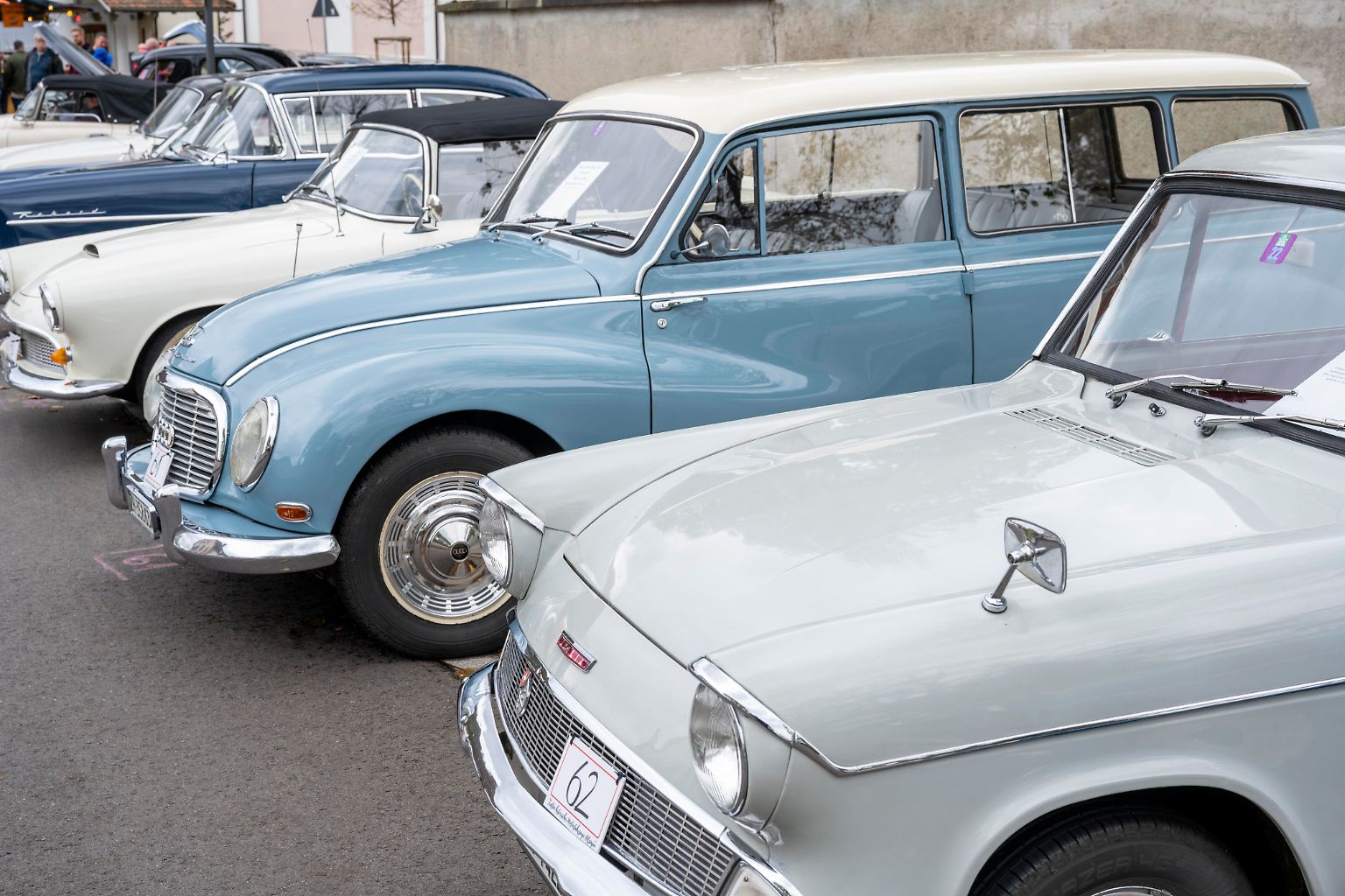 Mehr als 650.000 Oldtimer mit amtlichen H-Kennzeichen fahren bereits auf Deutschlands Straßen.