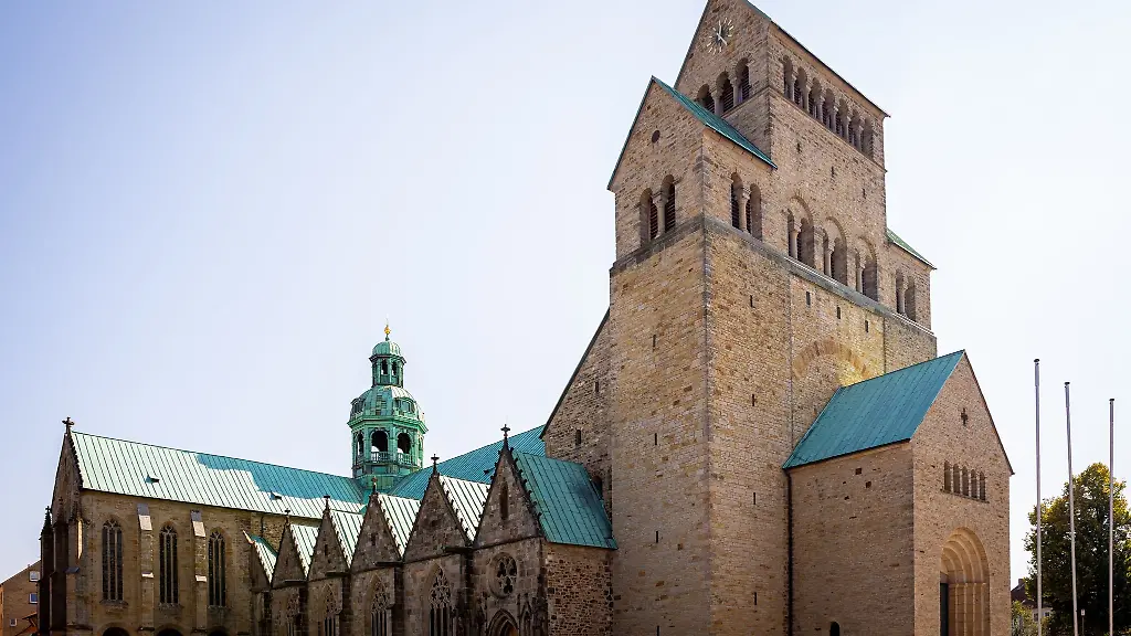 Der-Dom-Mariae-Himmelfahrt-zu-Hildesheim-ist-bei-Sonnenschein-vor-einem-wolkenlosem-Himmel-zu-sehen