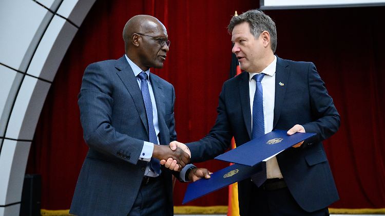 "Deutschland stand nicht immer auf der richtigen Seite der Geschichte", sagt Habeck. Bei der Energiepartnerschaft will er nun mit Namibia "auf Augenhöhe" zusammenarbeiten. 