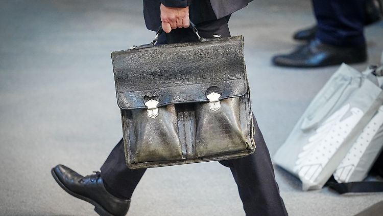 Langweilig oder berechenbar? Die abgewetzte Aktentasche des Kanzlers ist sein "Signature Accessoire".