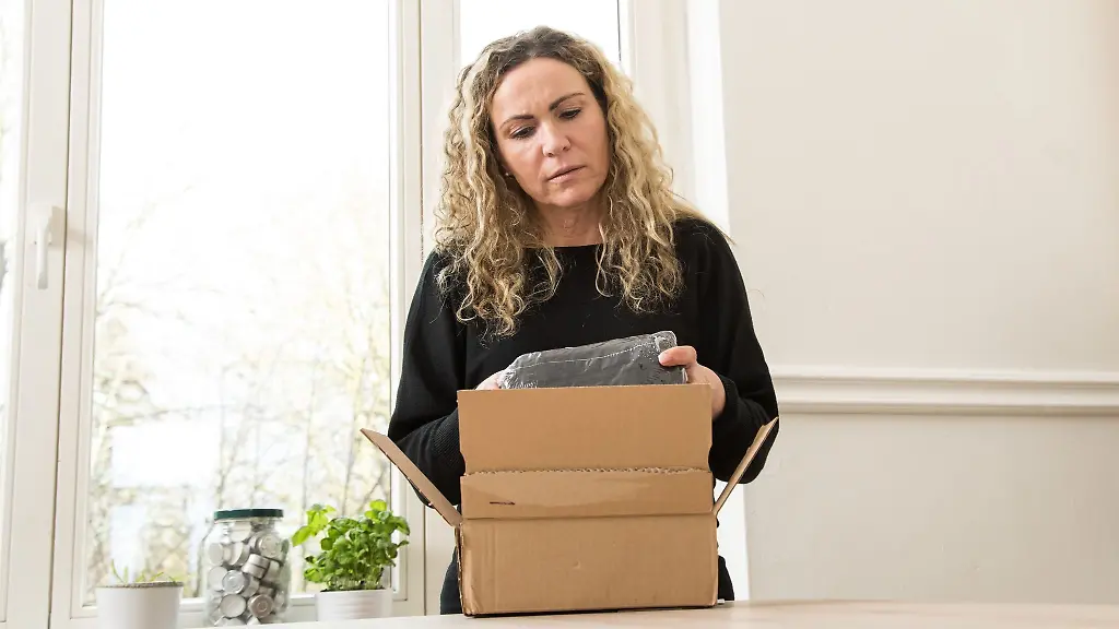 Plunder-im-Paket-Wird-die-falsche-Ware-geliefert-ist-die-Enttaeuschung-gross