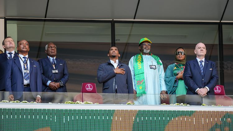 Samuel Eto'o (Mitte) ist FIFA-Botschafter, Verbandspräsident und Fußball-Idol.