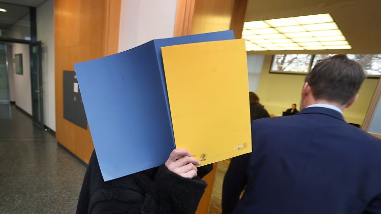 Bereits vor Prozessbeginn legte die Angeklagte ihre Arbeitserlaubnis nieder.