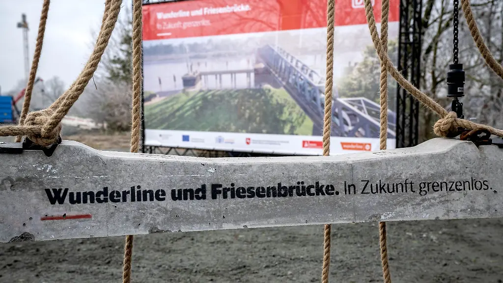 Wunderlinie-und-Friesenbruecke-steht-auf-einer-Bahnschwelle-die-auf-der-neuen-Bahnstrecke-verbaut-wird