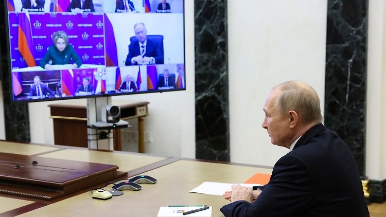 Via Videokonferenz spricht der russische Präsident Wladimir Putin mit einem von ihm einberufenen Sicherheitsrat.