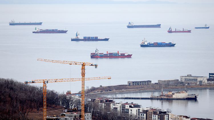 Frachtschiffe warten auf diesem Bild der russischen Nachrichtenagentur TASS Ende November am Hafen Wladiwostok auf ihre Entladung.