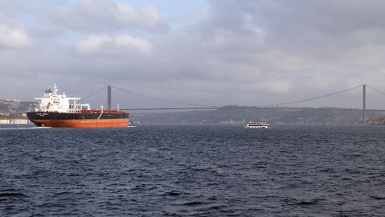 Russland versucht, mit einer "Schattenflotte" die Beschränkungen westlicher Sanktionen für den Öltransport per Schiff zu umgehen. 