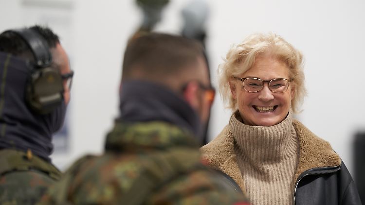 "Das wird nun in Angriff genommen": Lambrecht beim Besuch eines Auslieferungslagers für Bundeswehrbekleidung im rheinland-pfälzischen Simmern