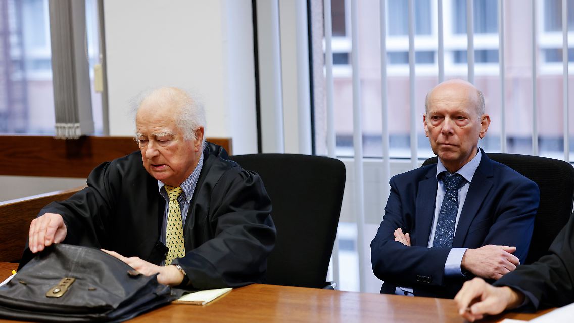 Der Prozess um die Klage des Ex-Messdieners Georg Menne (r.) wird als richtungsweisend angesehen.
