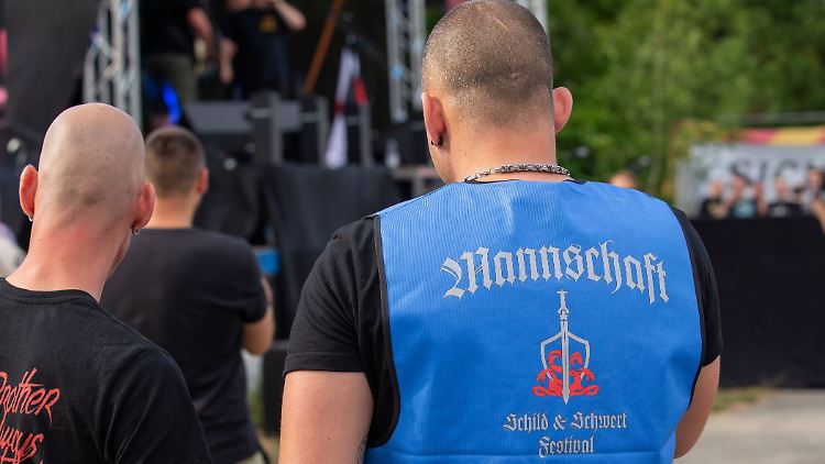 Neonazis auf dem "Schild und Schwert"-Festival im Juni 2019. 