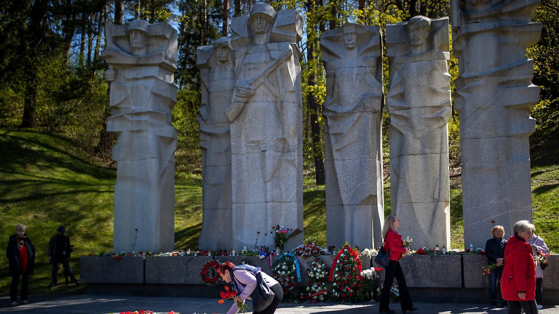 Am Jahrestag des Endes des Zweiten Weltkriegs legten Besucher noch Blumen vor den Statuen nieder.