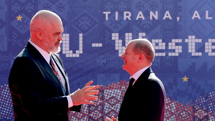 Bundeskanzler Scholz wird vom albanischen Premier Edi Rama beim EU-Westbalkan-Gipfel begrüßt.