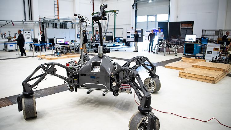 Im Deutschen Forschungszentrum für Künstliche Intelligenz in Bremen wird unter anderem in den Bereichen der Weltraumrobotik und der Kooperation zwischen Menschen und Maschinen geforscht.
