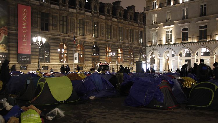 Flüchtlinge campieren am Dienstag vor dem Pariser Staatsrat in der Nähe des Louvre. 