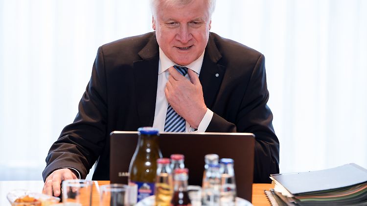 Seehofer setzte kürzlich gar einen Computer selbst aus Bauteilen zusammen. Hier sitzt er vor einem "fertigen" Laptop 2016 in der Bayerischen Staatskanzlei.