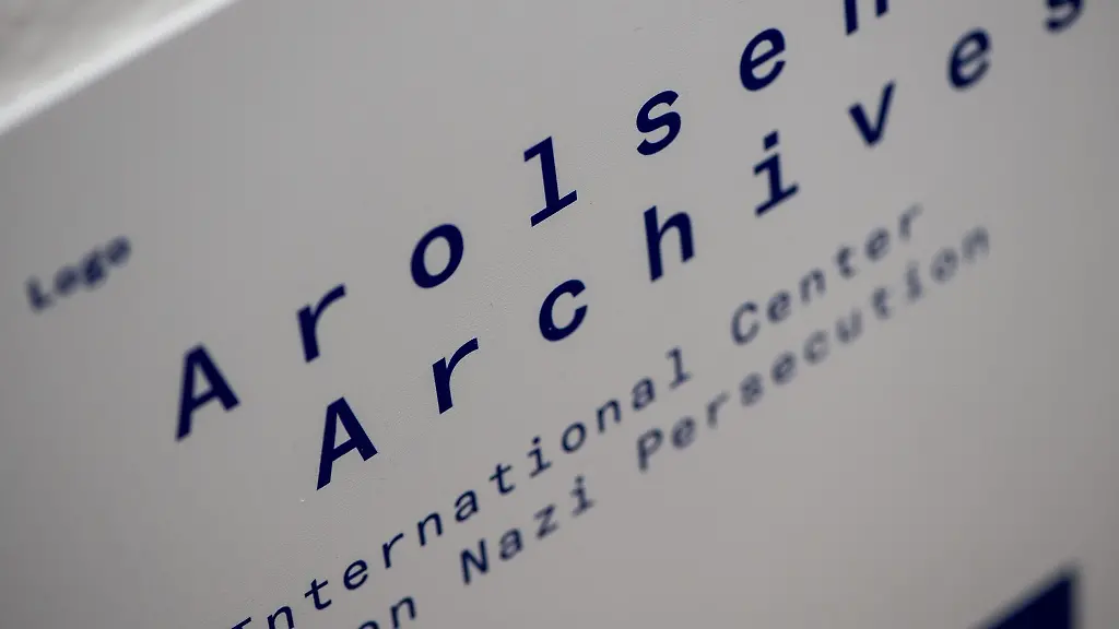 Das-Logo-von-Arolsen-Archives-ist-in-einem-Flur-des-Buerogebaeudes-vom-International-Tracing-Service-ITS-zu-sehen
