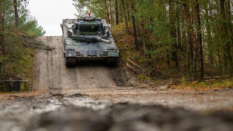Ein Fahrschulpanzer der Bundeswehr vom Typ "Leopard 2." 