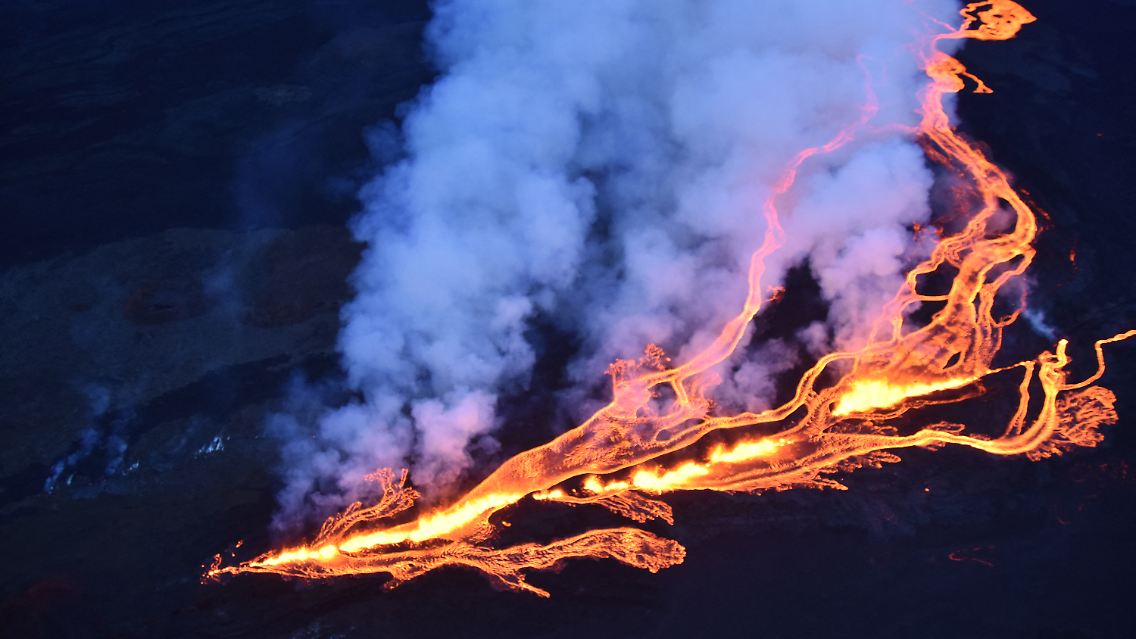 Vulkans Mauna Loa spuckt Lava.