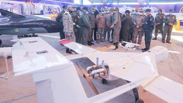 Iranische Militärs bei einer Waffenvorführung.
