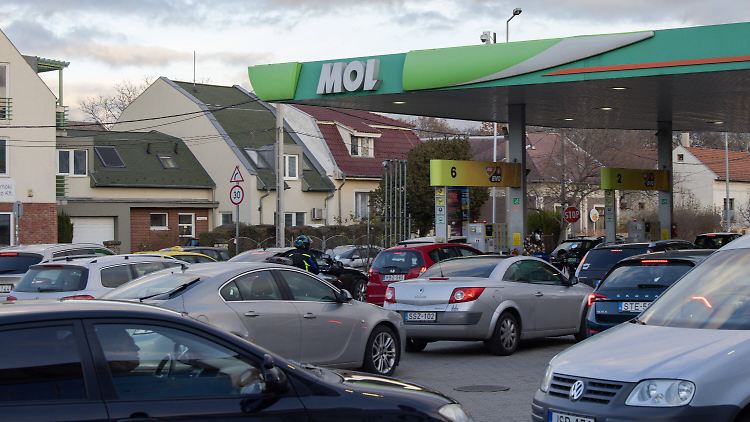 Fahrzeuge stauen sich vor einer Tankstelle in Budapest. 
