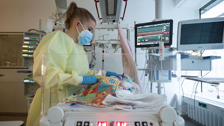 Die Situation in den Kinderkliniken sei gefährlich, "vor allem für die Kleinsten", warnt Kinderärztepräsident Thomas Fischbach.