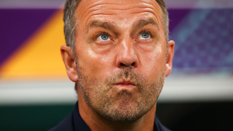 Bundestrainer Hansi Flick steht mit Blick auf die Heim-EM 2024 vor schwierigsten Aufgaben.
