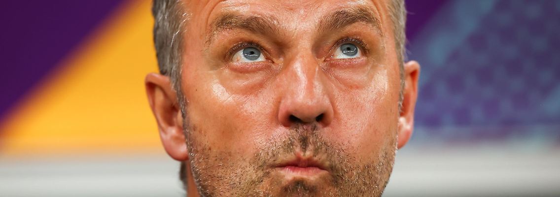 Bundestrainer Hansi Flick vor dem Anpfiff zum WM-Spiel gegen Costa Rica.