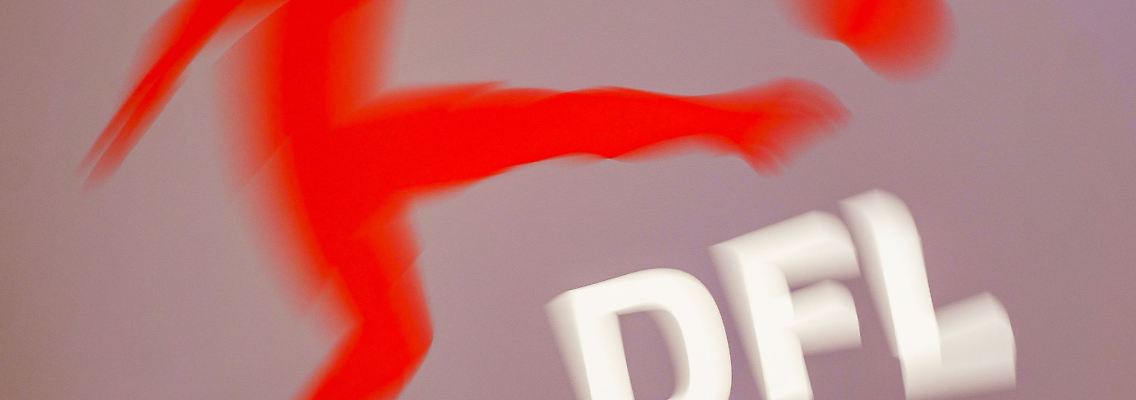 Das Logo der DFL Deutsche Fußball Liga am Rande einer DFL-Mitgliederversammlung (Aufnahme mit Dreheffekt).