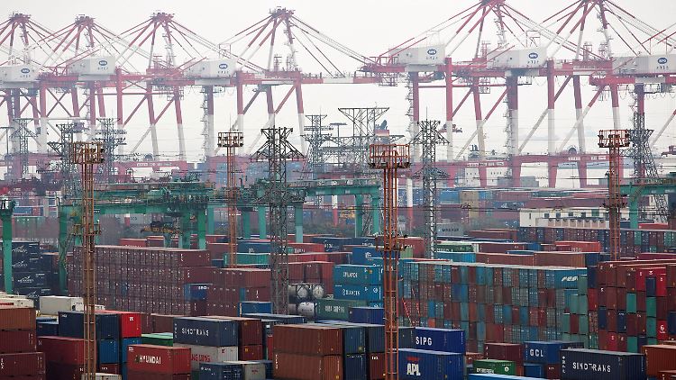 Chinas Außenhandel - hier Container im Hafen von Shanghai - erlebt derzeit eine massive Talsohle.