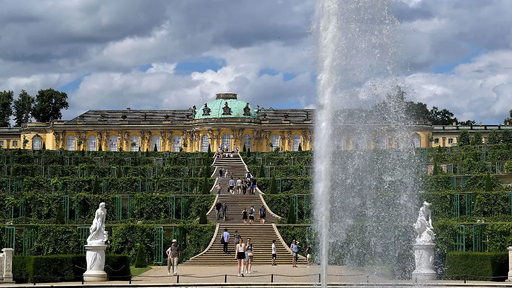 Eine-Fontaene-sprueht-Wasser-in-die-Luft-im-Park-vor-Schloss-Sanssouci