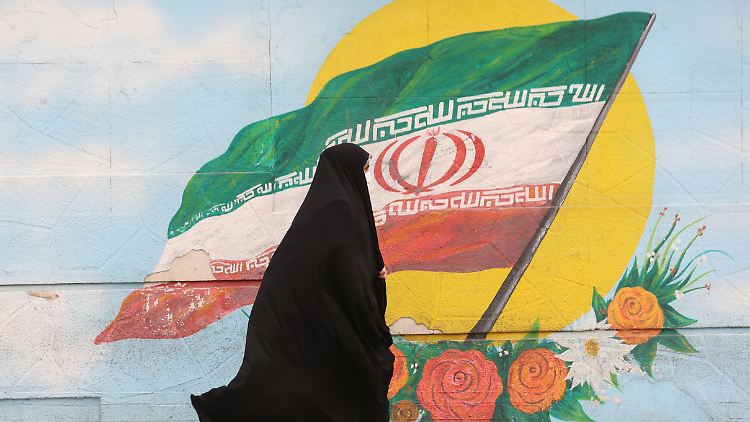 Eine verschleierte Frau in Teheran