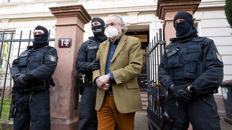 Heinrich XIII Prinz Reuß wird von Polizisten vor seinem Haus in Frankfurt abgeführt.